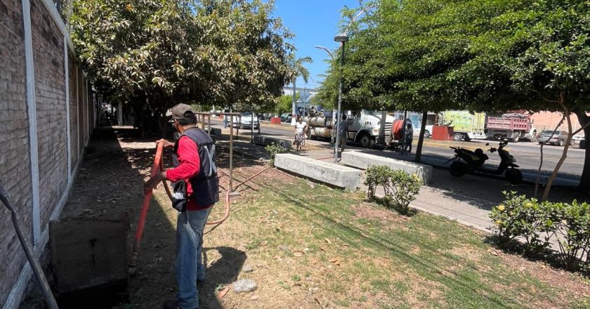 OROMAPAS ACAPONETA FORTALECE SALUD ESTUDIANTIL CON MANTENIMIENTO EN DRENAJE ESCOLAR