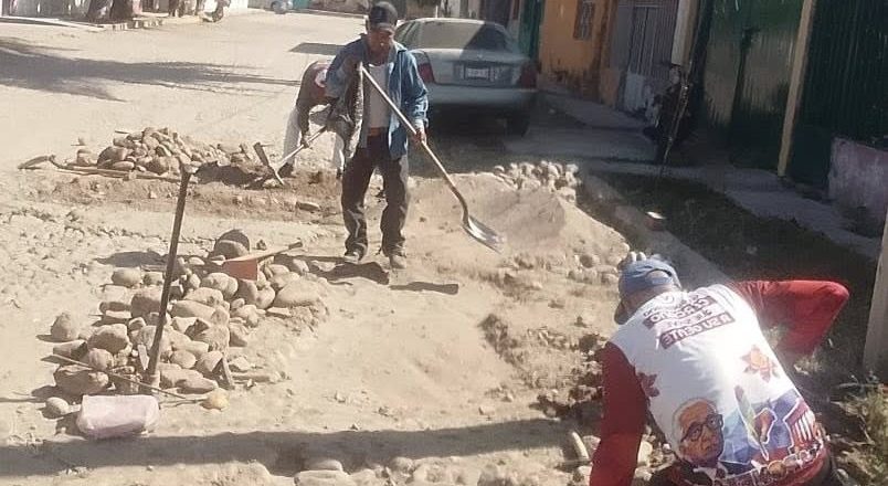 MANTENIMIENTO EN CALLE 5 DE MAYO EN ACAPONETA, EXTREMA PRECAUCIONES