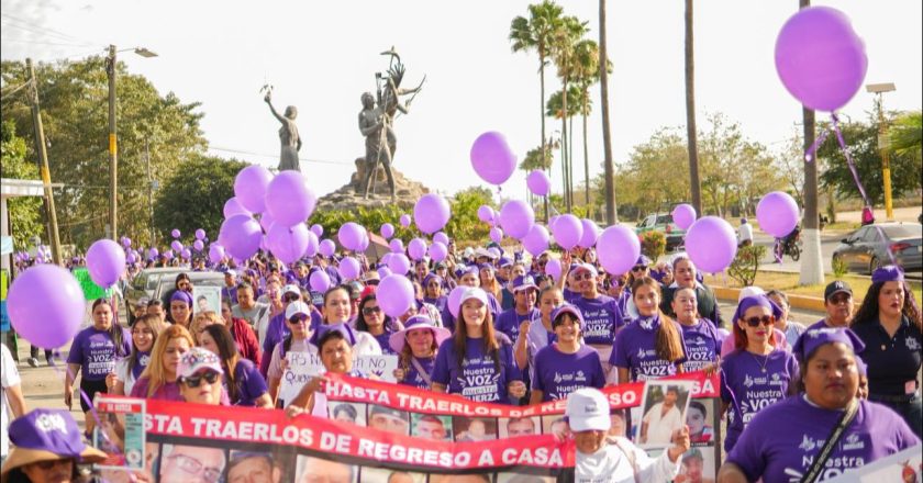 MUJERES UNIDAS MARCHAN POR EL RESPETO, LA SEGURIDAD Y LA DIGNIDAD EN BAHÍA DE BANDERAS