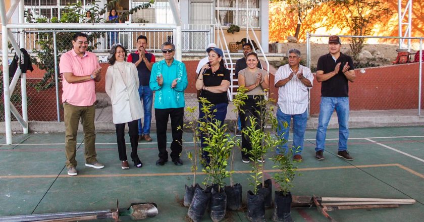 IMPULSAN REFORESTACIÓN ESCOLAR CON ENTREGA DE ÁRBOLES FRUTALES EN XALISCO