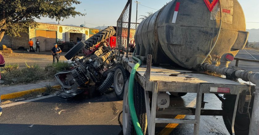 BOMBEROS ESTATALES ATIENDEN VOLCADURA DE TRACTOR EN JALA Y EVITAN RIESGOS MAYORES