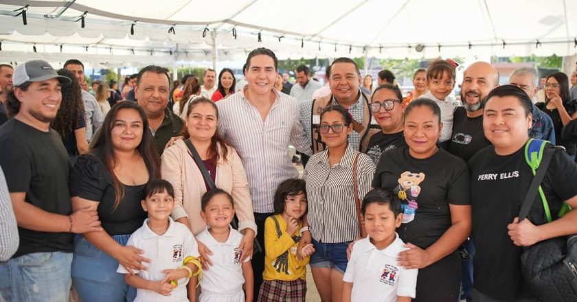 HÉCTOR SANTANA ATIENDE DE FRENTE A VECINOS DE LA PRIMAVERA EN AUDIENCIA CIUDADANA