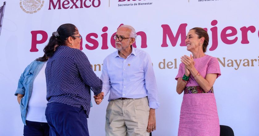 Claudia Sheinbaum y Miguel Ángel Navarro entregan en Santa María del Oro tarjetas de la Pensión Mujeres Bienestar