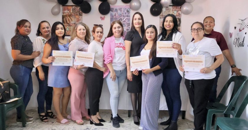 MUJERES CONCLUYEN CURSO DE UÑAS Y EMPRENDIMIENTO EN EL CDC “ZAPATA” DE DIF TEPIC