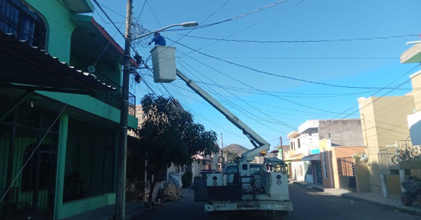 XALISCO MÁS ILUMINADO: MEJORAN ALUMBRADO EN COLONIAS