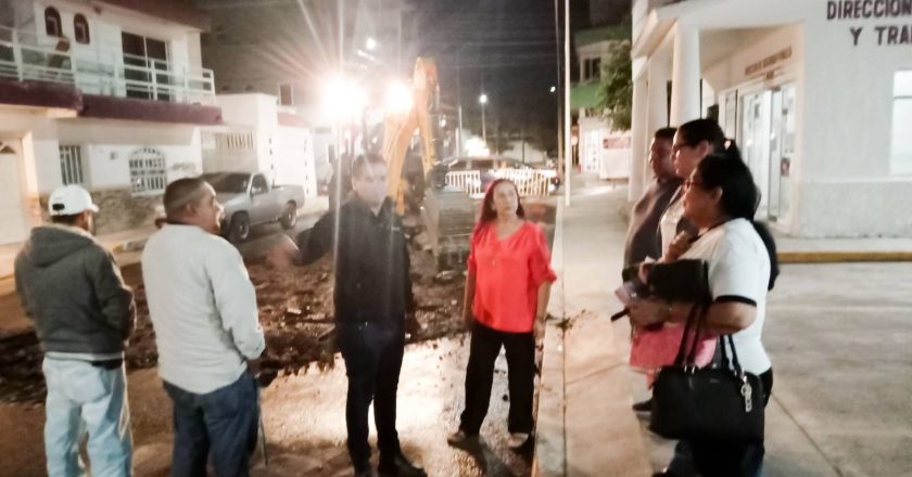 ATIENDEN FUGA DE AGUA EN LA CALLE 8 DE JULIO