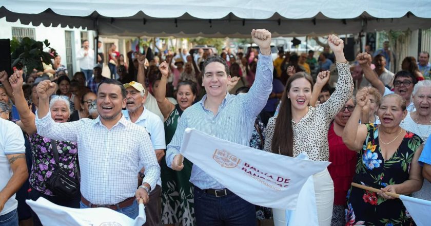 Héctor Santana inaugura cuatro calles en Valle de Banderas