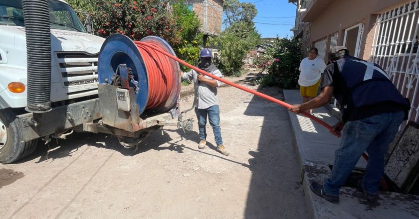 REALIZAN DESAZOLVE Y LIMPIEZA DE DRENAJE EN ACAPONETA