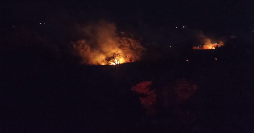 SOFOCAN INCENDIO DE PASTIZAL EN CARRETERA TEPIC–GUADALAJARA Y RESTABLECEN LA VIALIDAD