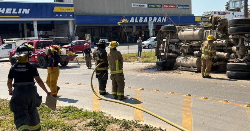 ATIENDEN VOLCADURA DE CAMIÓN DE ARENA Y CONTROLAN FUGA DE ACEITE