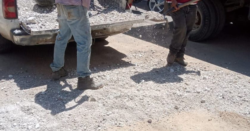 REALIZAN BACHEO Y MEJORAS EN DRENAJE EN EL CENTRO DE XALISCO