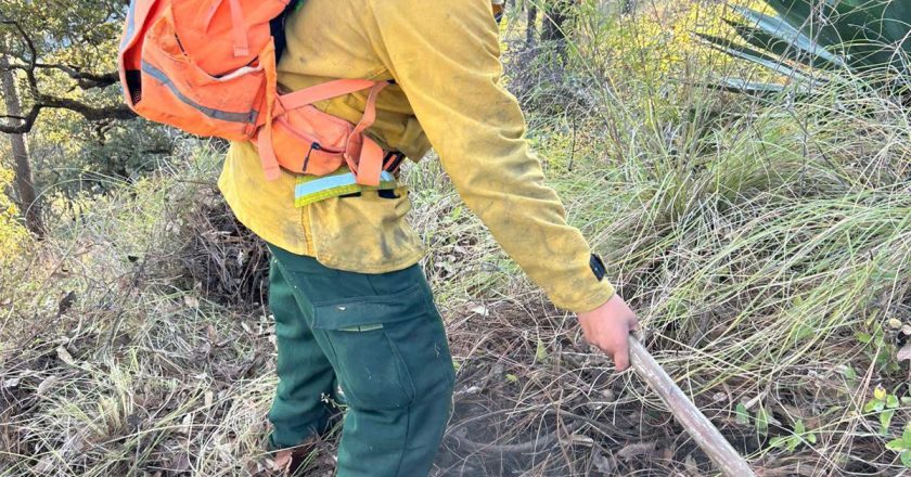 APOYAN A BRIGADISTAS QUE COMBATEN INCENDIO EN EL CERRO DE SAN JUAN