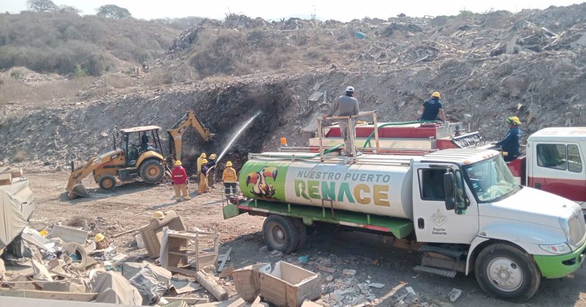 ATIENDEN INCENDIOS DE PASTIZAL Y TRABAJAN PARA CONTROLAR SINIESTRO EN EL RELLENO SANITARIO