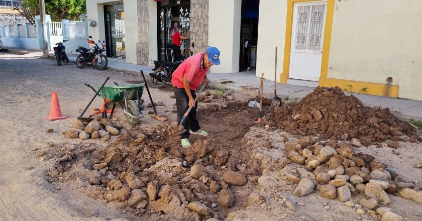 TRABAJOS DE MANTENIMIENTO EN VIALIDADES DE ACAPONETA, TOMA PRECAUCIONES
