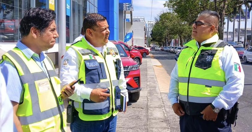 AGENTES DE MOVILIDAD GARANTIZAN CIRCULACIÓN DURANTE RENOVACIÓN EN AVENIDA JACARANDAS