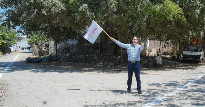 Héctor Santana arranca obra de la calle de ingreso al Fraccionamiento Las Conchas