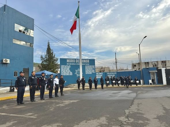 HONORES A LA BANDERA Y RECONOCIMIENTO A POLICÍAS JUBILADOS EN TEPIC