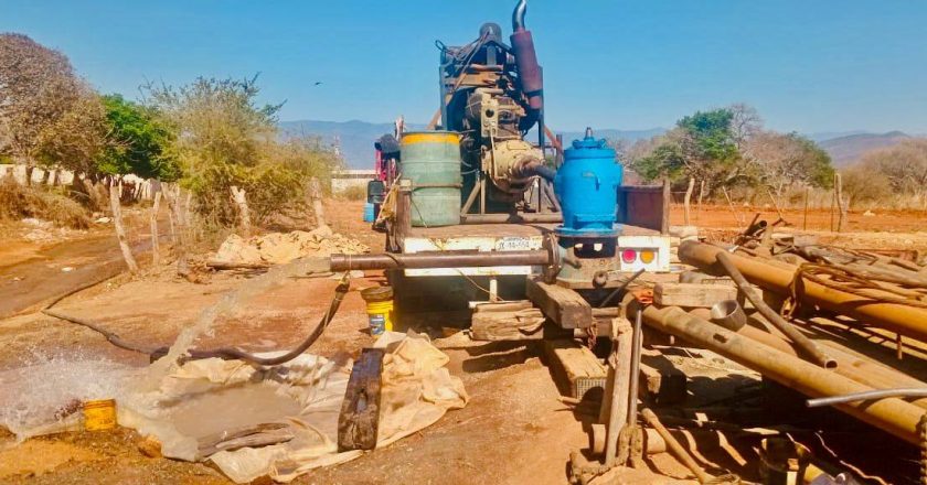 Garantiza Miguel Ángel Navarro abasto de agua en Santiago de Pochotitán