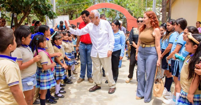 Miguel Ángel Navarro dignifica planteles educativos en Bahía de Banderas
