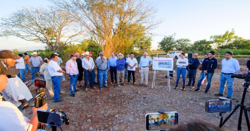 Miguel Ángel Navarro entrega carretera y anuncia ampliación en Santiago Ixcuintla