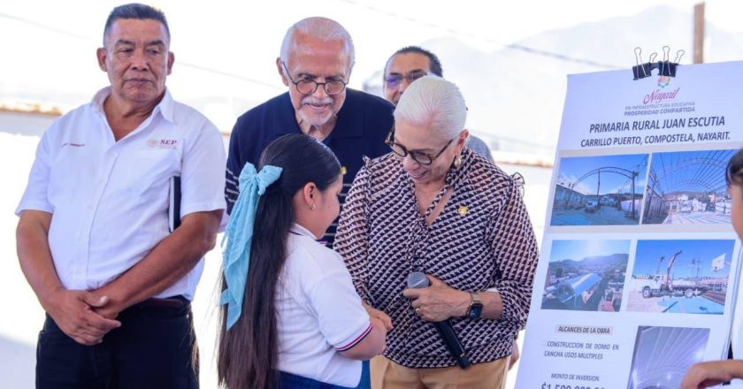 Entregan Miguel Ángel Navarro y Beatriz Estrada domo en primaria Juan Escutia de Compostela