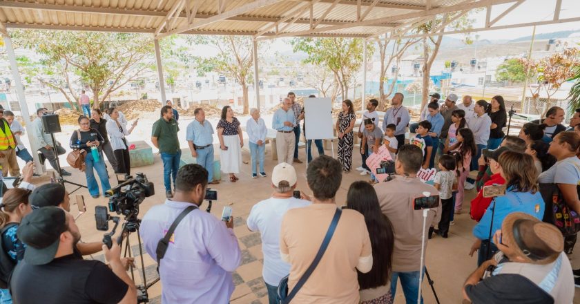 Fortalecen Miguel Ángel Navarro y Beatriz Estrada infraestructura escolar en primaria de Tepic