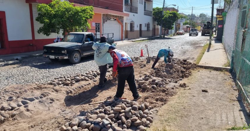 TRABAJOS DE MANTENIMIENTO EN CALLE BRAVO EN ACAPONETA