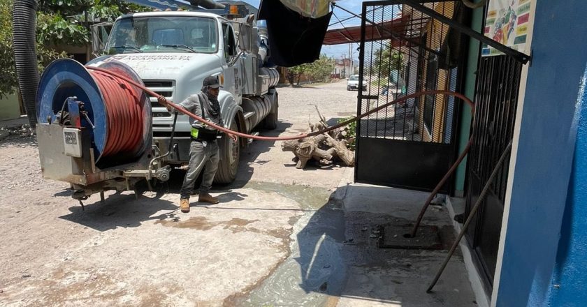 LIMPIEZA EN LA RED DE DESCARGA EN COLONIA INDEPENDENCIA: ¡CUIDEMOS NUESTRAS TUBERÍAS!