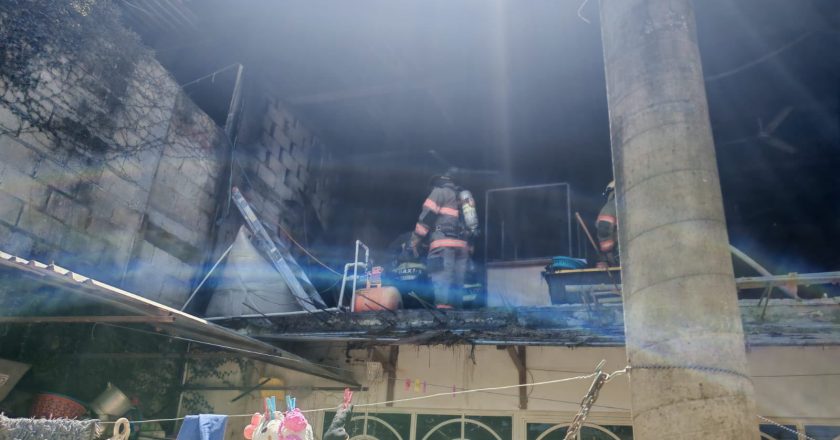 BOMBEROS ATIENDEN INCENDIO EN VIVIENDA Y EVITAN MAYORES DAÑOS