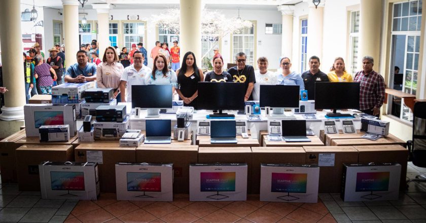 GOBIERNO DE XALISCO ENTREGA EQUIPO DE CÓMPUTO PARA MEJORAR LA ATENCIÓN CIUDADANA