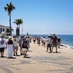 Disfrutan turistas su estancia en Puerto Vallarta