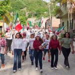 JASMIN BUGARÍN RECORRE LAS VARAS PUERTA A PUERTA, CERCA DE LAS FAMILIAS COMPOSTELENSES