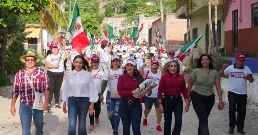 JASMIN BUGARÍN RECORRE LAS VARAS PUERTA A PUERTA, CERCA DE LAS FAMILIAS COMPOSTELENSES